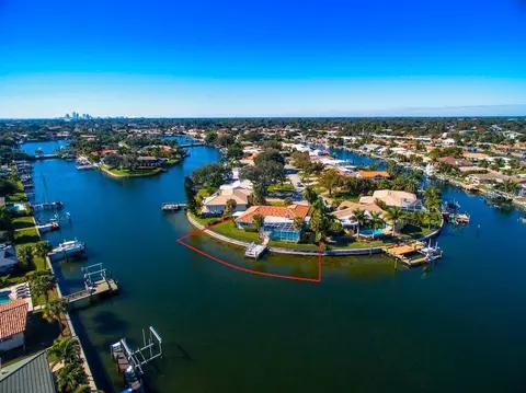 2096 Massachusetts Ave NE, Saint Petersburg, FL 33703