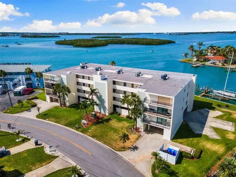12525 3rd St E #303, Treasure Island, FL 33706