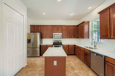 Kitchen - 528 Herring Gull Ct, Ocoee, FL 34761 photo 2 of 2