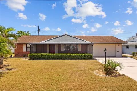 828 Fox Hills Dr, Sun City Center, FL 33573