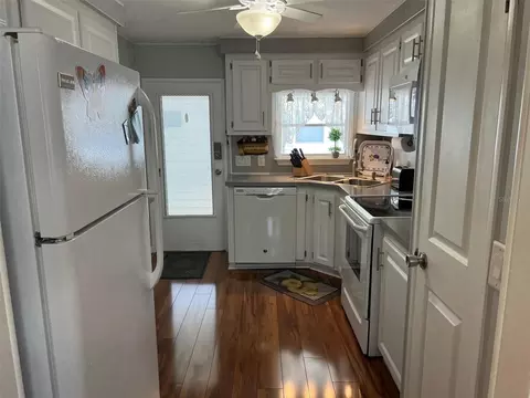 36 Thatch Palm St E, Largo, FL 33770 photo 4