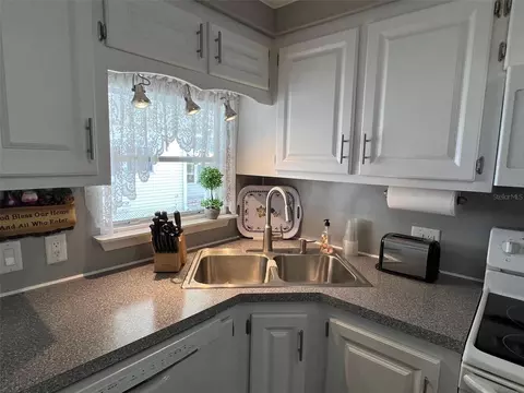 36 Thatch Palm St E, Largo, FL 33770 photo 7