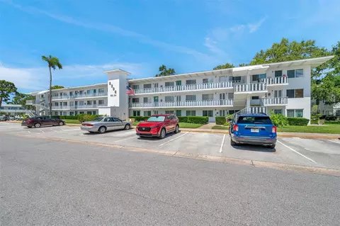 8396 111th St #301, Seminole, FL 33772