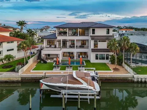 105 9th St E, Tierra Verde, FL 33715