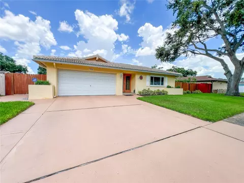 9951 121st St, Seminole, FL 33772