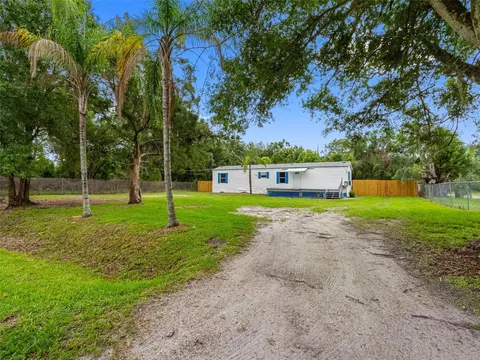 8714 N Meadowview Cir, Tampa, FL 33625