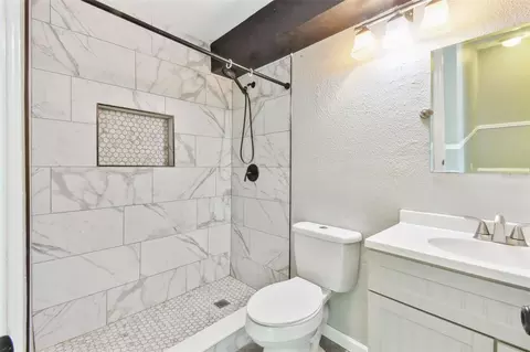 Bath - 11304 Plumtree Ct, Riverview, FL 33579 photo 5 of 6