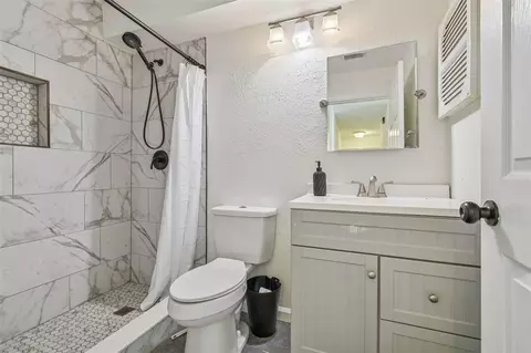 Bath - 11304 Plumtree Ct, Riverview, FL 33579 photo 4 of 6