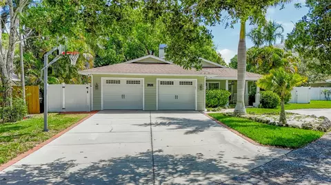 14 Evonaire Cir, Belleair, FL 33756
