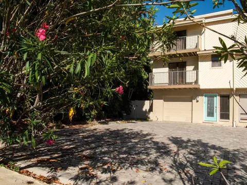 135 92nd Ave #5, Treasure Island, FL 33706