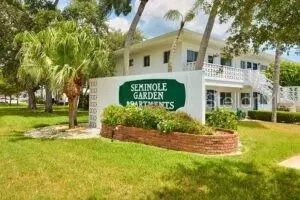 8525 111th St #205, Seminole, FL 33772