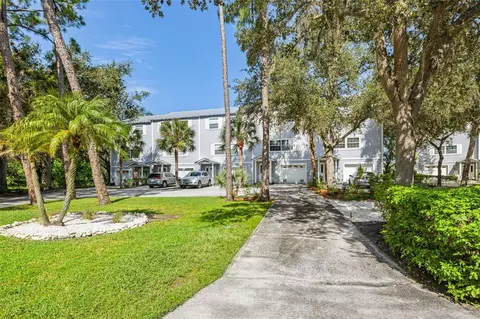 556 Ryans Woods Ln, Palm Harbor, FL 34683