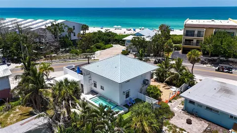 5613 Gulf Dr, Holmes Beach, FL 34217