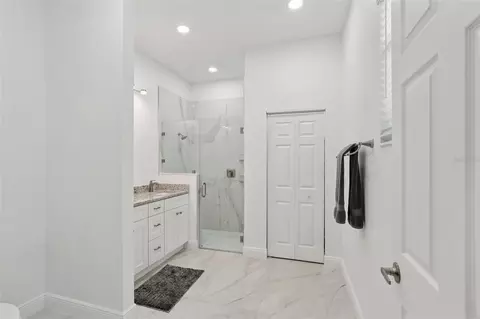 Bath - 33433 Loop Ct, Webster, FL 33597 photo 3 of 8