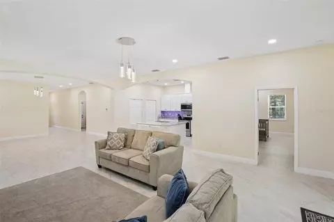 Living - 33433 Loop Ct, Webster, FL 33597 photo 2 of 4