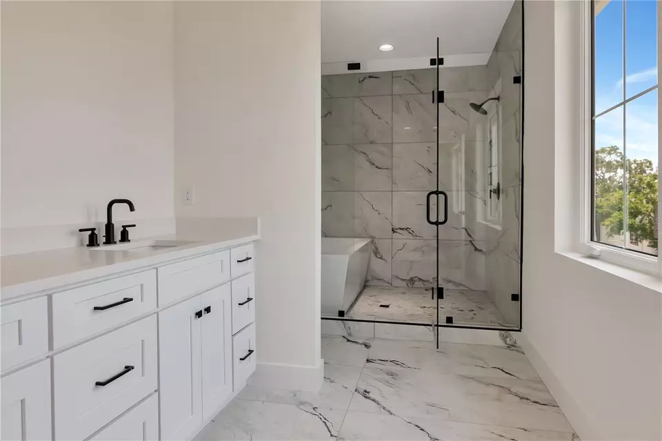 Bath - 407 S Albany Ave #3, Tampa, FL 33606 photo 2 of 3