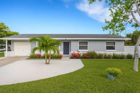 270 NE Boulevard Blvd N, Saint Petersburg, FL 33702