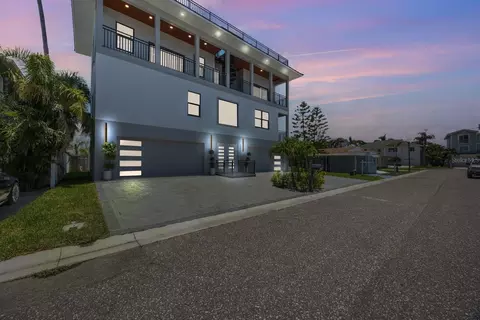 18077 3rd St E, Redington Shores, FL 33708