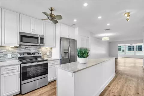 3010 59th St S #212, Gulfport, FL 33707