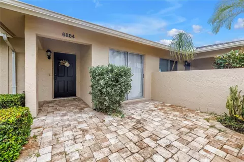 6884 W Country Club Ln, Sarasota, FL 34243