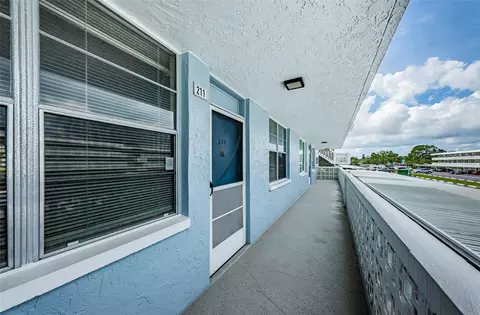 4895 Bay St NE #211, Saint Petersburg, FL 33703