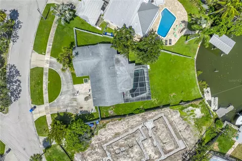 1900 Arrowhead Dr NE, Saint Petersburg, FL 33703