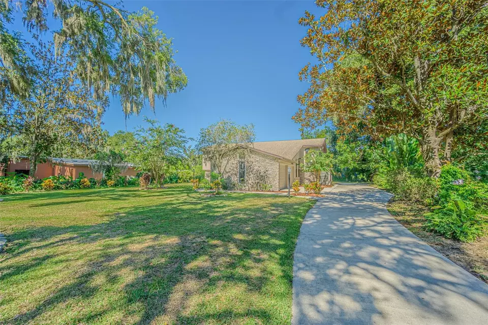 Exterior - 2903 Oak Crest Dr, Plant City, FL 33565 photo 5 of 11