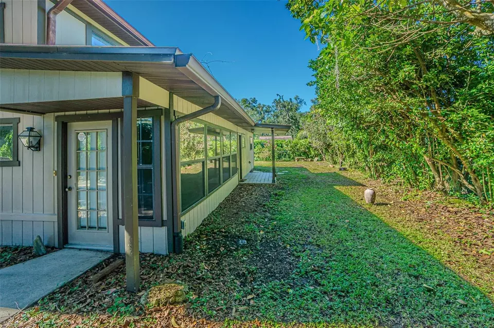 Exterior - 2903 Oak Crest Dr, Plant City, FL 33565 photo 9 of 11