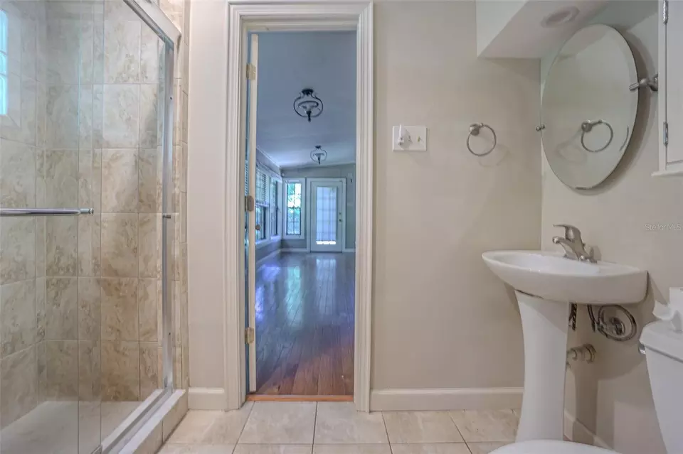 Bath - 2903 Oak Crest Dr, Plant City, FL 33565 photo 4 of 5
