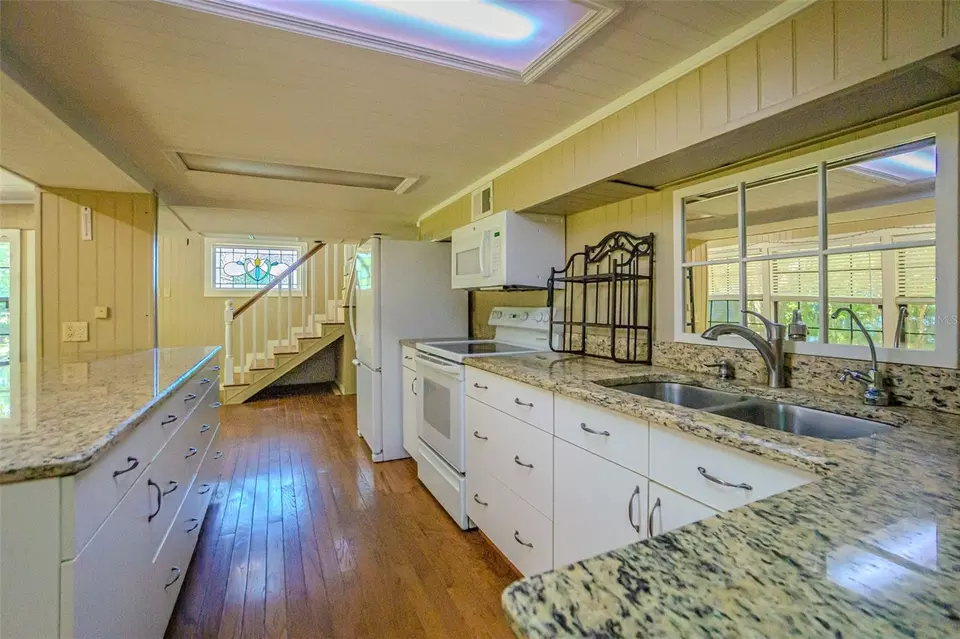Kitchen - 2903 Oak Crest Dr, Plant City, FL 33565 photo 4 of 4