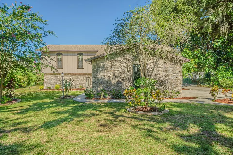 Exterior - 2903 Oak Crest Dr, Plant City, FL 33565 photo 3 of 11