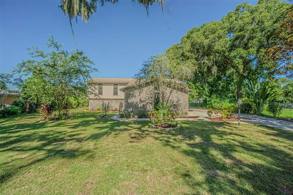 Exterior - 2903 Oak Crest Dr, Plant City, FL 33565 photo 4 of 11