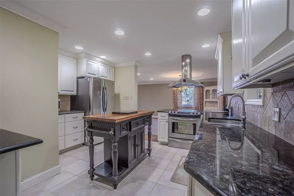 Kitchen - 2903 Oak Crest Dr, Plant City, FL 33565 photo 3 of 4