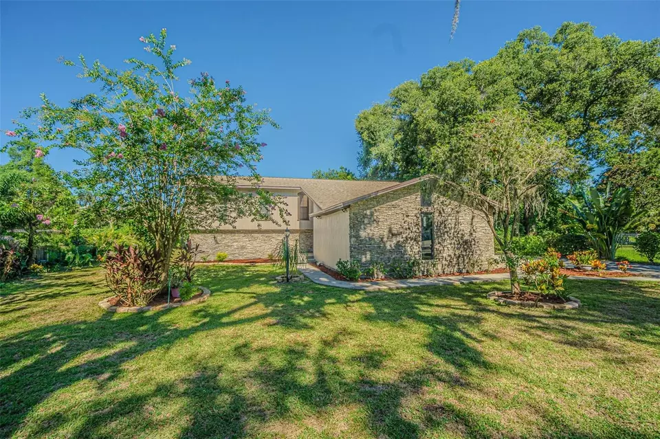 Exterior - 2903 Oak Crest Dr, Plant City, FL 33565 photo 2 of 11