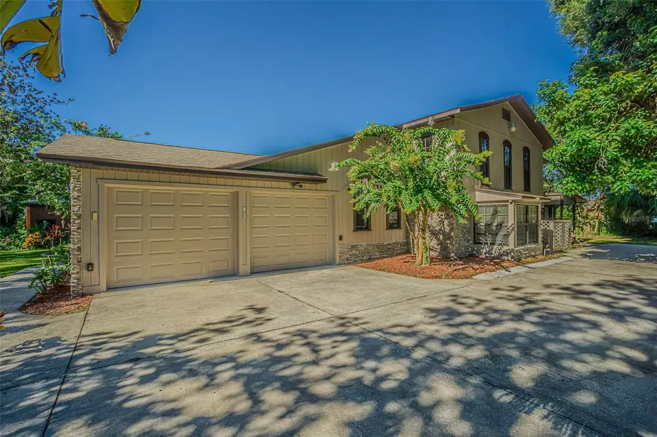 Exterior - 2903 Oak Crest Dr, Plant City, FL 33565 photo 1 of 11