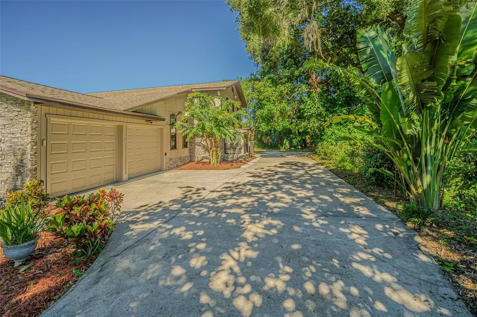Exterior - 2903 Oak Crest Dr, Plant City, FL 33565 photo 6 of 11