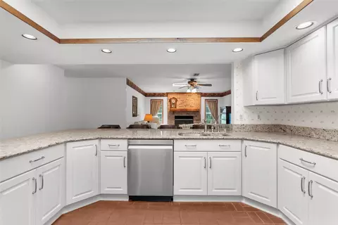 Kitchen - 17131 Dalberg Dr, Spring Hill, FL 34610 photo 2 of 10