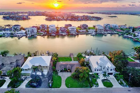 410 Harbor View Ln, Largo, FL 33770