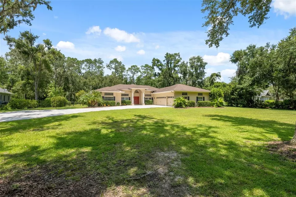 Exterior - 27641 Lincoln Pl, Wesley Chapel, FL 33544 photo 2 of 25