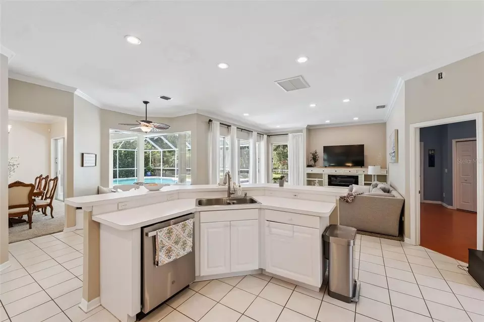 Kitchen - 27641 Lincoln Pl, Wesley Chapel, FL 33544 photo 6 of 8