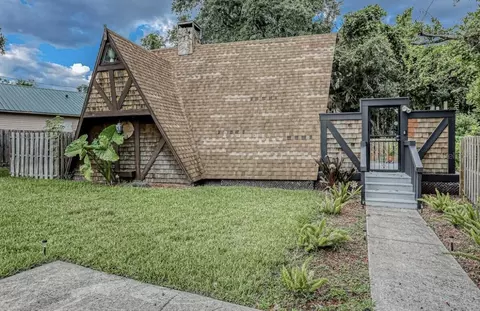 9607 N Connechusett Rd, Tampa, FL 33617