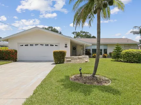 1745 Harbor Cir W, Largo, FL 33770