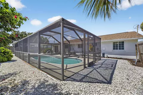 Exterior - 635 Jamaica Cir E, Apollo Beach, FL 33572 photo 7 of 10