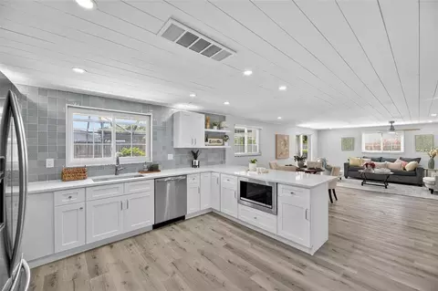 Kitchen - 635 Jamaica Cir E, Apollo Beach, FL 33572 photo 7 of 8