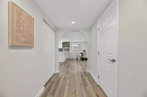 Entry Way - 635 Jamaica Cir E, Apollo Beach, FL 33572 photo 2 of 3