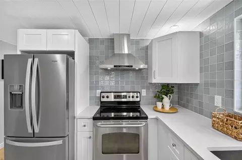 Kitchen - 635 Jamaica Cir E, Apollo Beach, FL 33572 photo 4 of 8
