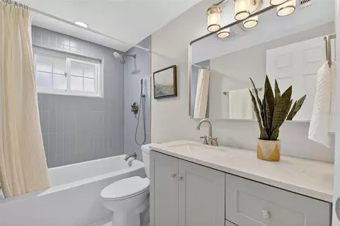Bath - 635 Jamaica Cir E, Apollo Beach, FL 33572 photo 3 of 3