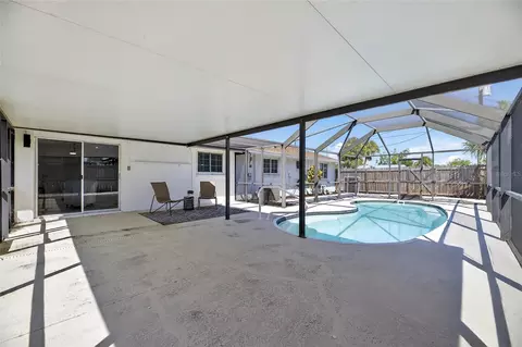 Exterior - 635 Jamaica Cir E, Apollo Beach, FL 33572 photo 4 of 10