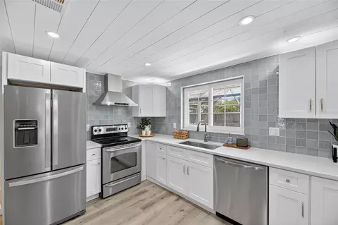 Kitchen - 635 Jamaica Cir E, Apollo Beach, FL 33572 photo 6 of 8