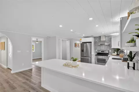 Kitchen - 635 Jamaica Cir E, Apollo Beach, FL 33572 photo 8 of 8